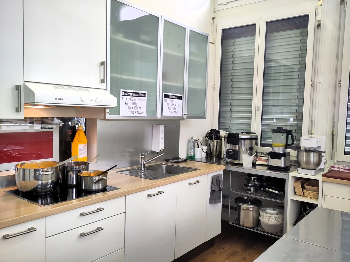 In dieser normalen Haushaltsküche werden die Gerichte im Café Sam zubereitet. Die Stiftung will sie durch eine Gastroküche ersetzen. Man sieht eine Küche.